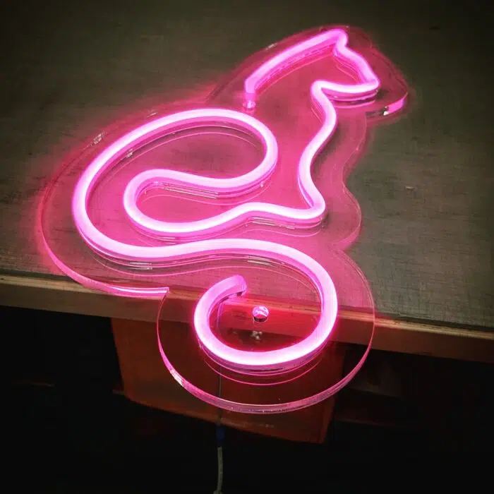 Neonowy Kot LED – ręcznie wykonana neonowa lampa w kształcie kota, emitująca jasne, kolorowe światło, idealna jako stylowa dekoracja wnętrza.