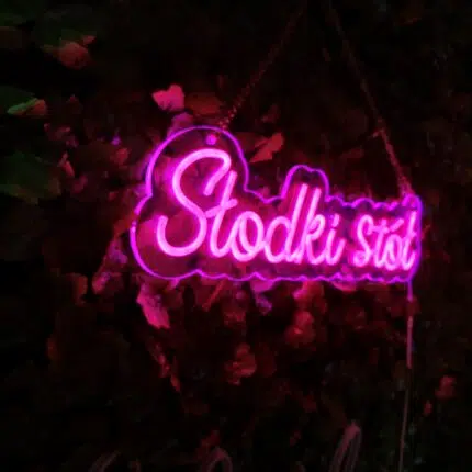 Neon z napisem Słodki Stół LED – dekoracja do cukierni