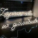 💫 Neon zapisani sobie w gwiazdach – miłosny znak na ścianę - obrazek 2