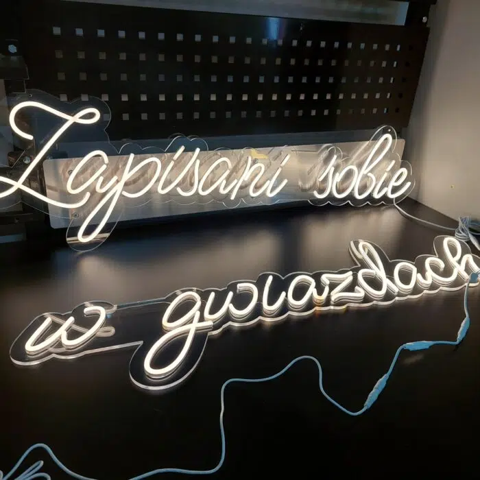 💫 Neon zapisani sobie w gwiazdach – miłosny znak na ścianę - obrazek 2