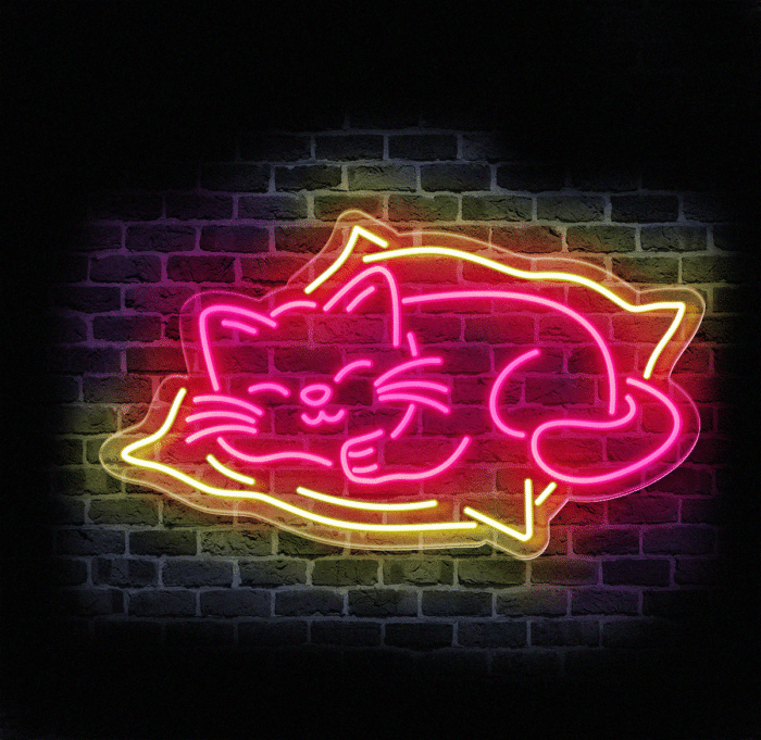 neon-led-spiacy-kot-na-poduszce