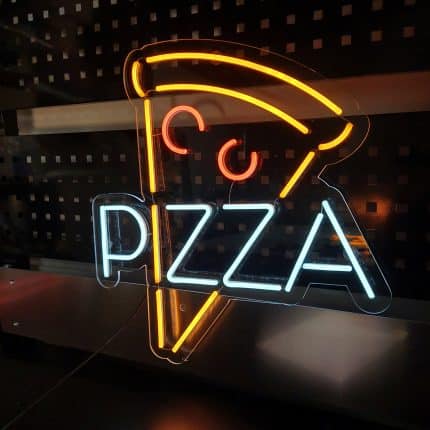 neon pizza LED w witrynie lokalu gastronomicznego