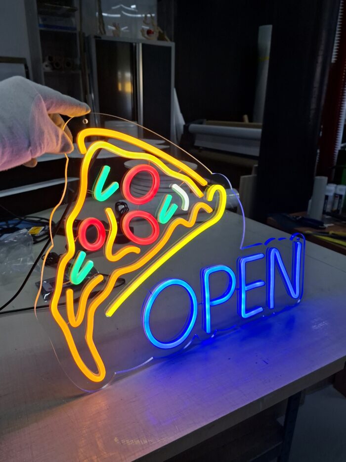 Neon LED w kształcie kawałka pizzy z napisem OPEN