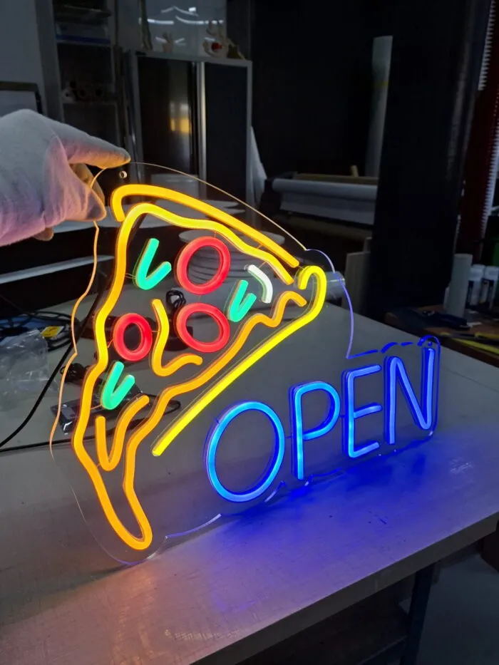 Neon LED w kształcie kawałka pizzy z napisem OPEN