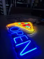 Kolorowy neon Pizza OPEN na przezroczystej plexi