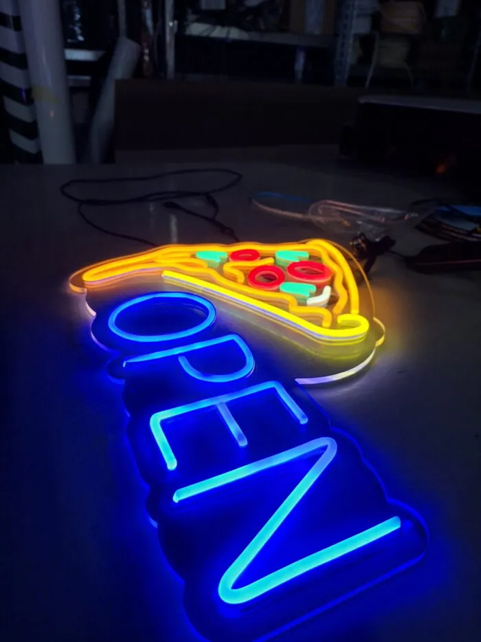 Kolorowy neon Pizza OPEN na przezroczystej plexi