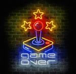 Neon dla gracza retro joystick święcący na ścianie pokoju gamingowego.