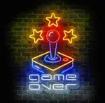 Neon dla gracza retro joystick święcący na ścianie pokoju gamingowego.