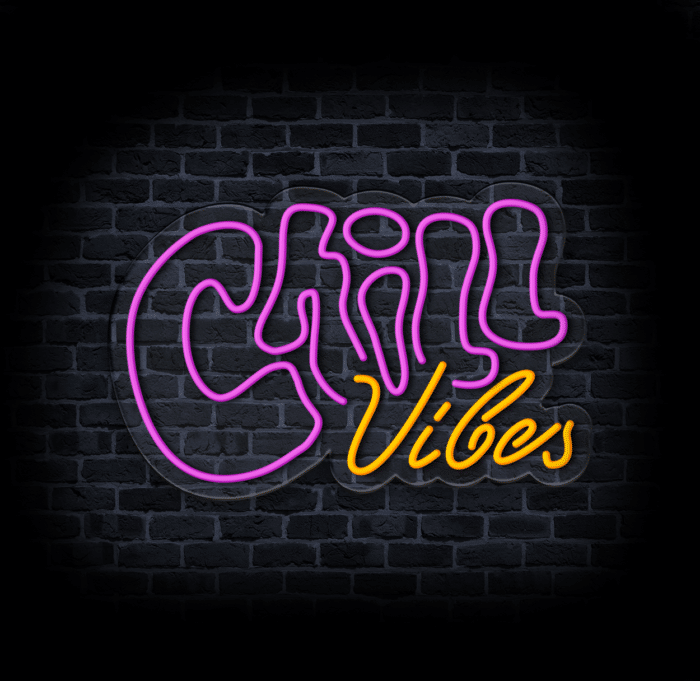 Neon LED Chill Vibes w fioletowym i pomarańczowym kolorze na tle ceglanej ściany
