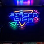 neon z napisem Strefa Gier – gamingowy neon LED na ścianę