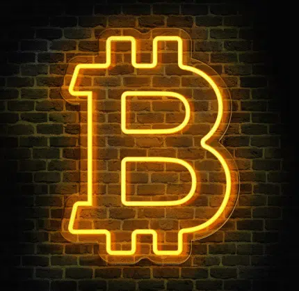 Neon LED z symbolem Bitcoina na ceglanej ścianie