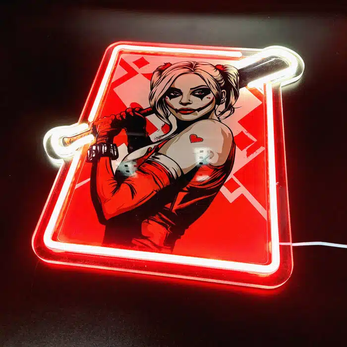 Ilustracja postaci w stylu komiksowym, przedstawiająca kobietę z kijem bejsbolowym na tle czerwonego wzoru.