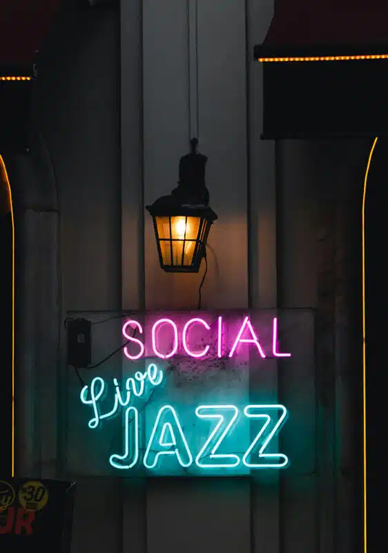 Neon LED z napisem „SOCIAL Live JAZZ” podświetlający wejście do klubu muzycznego.
