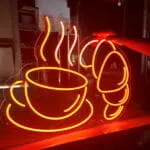 Pomarańczowy neon LED z filiżanką kawy i rogalikiem, szyld do kawiarni