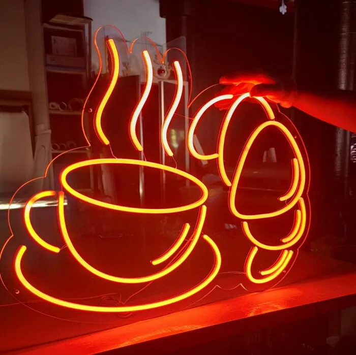Pomarańczowy neon LED z filiżanką kawy i rogalikiem, szyld do kawiarni