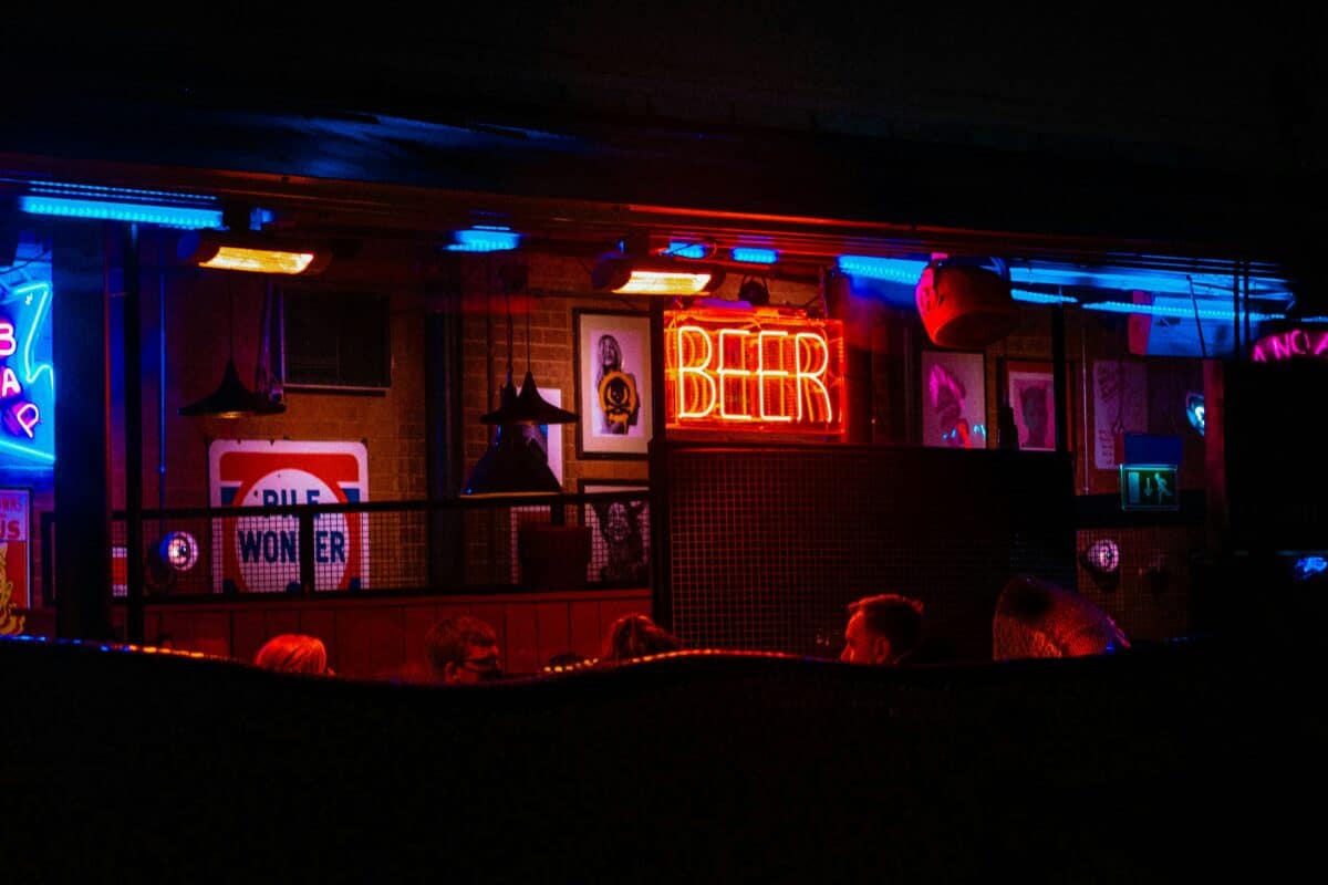 Neon LED z napisem "BEER" w barze o klimatycznym wystroju z ciepłym, przytulnym oświetleniem.