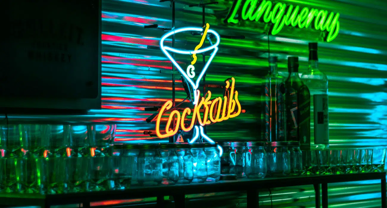 Neon LED w kształcie koktajlu w barze