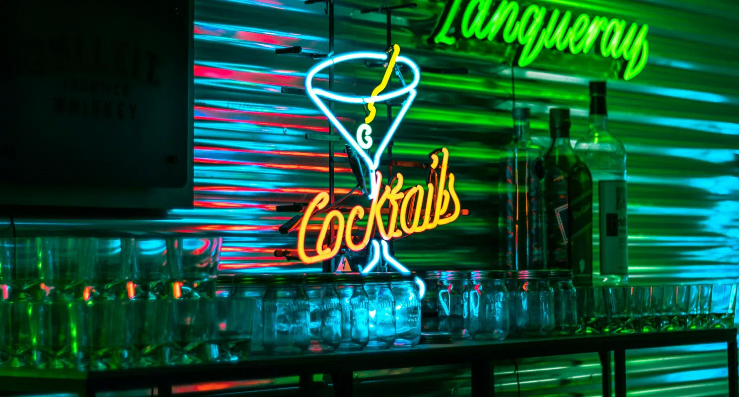 Neon LED w kształcie koktajlu w barze