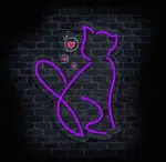 Designerski neonowy kot LED na ceglanej ścianie