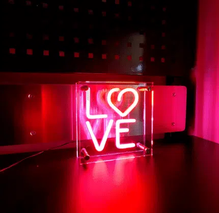 Podświetlany Neonbox LOVE – romantyczna dekoracja LED