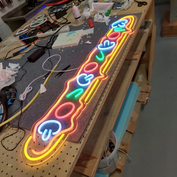 Neon LED w kształcie zapiekanki – dekoracja gastronomiczna dla barów, food trucków i restauracji CraftNeon