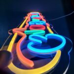 Neon LED w kolorach czerwonym, zielonym, żółtym i białym – napis do restauracji lub baru, energooszczędna dekoracja ścienna