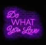 Neon LED z napisem Do What You Love na tle cegły