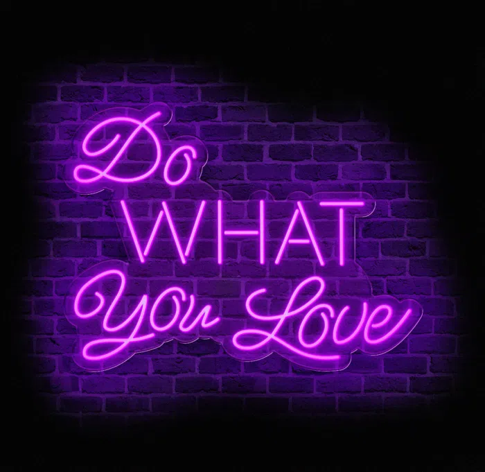 Neon LED z napisem Do What You Love na tle cegły