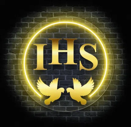 Neon LED z symbolem IHS i gołębiami na tle cegły