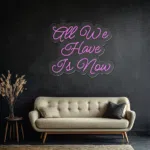 Różowy neon z cytatem o teraźniejszości