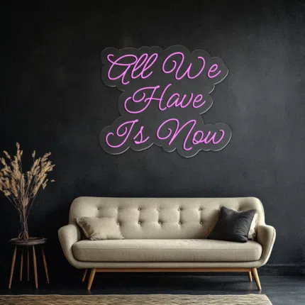 Różowy neon z cytatem o teraźniejszości