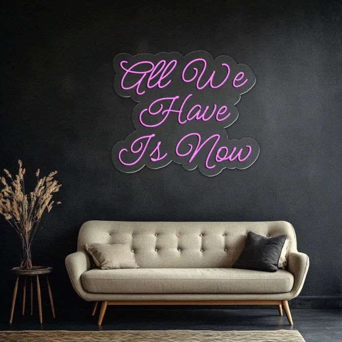 Różowy neon z cytatem o teraźniejszości