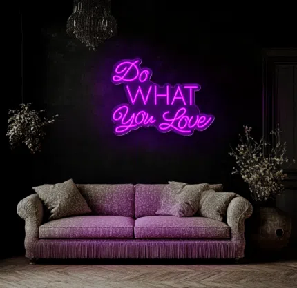 Neon LED z napisem Do What You Love na tle cegły