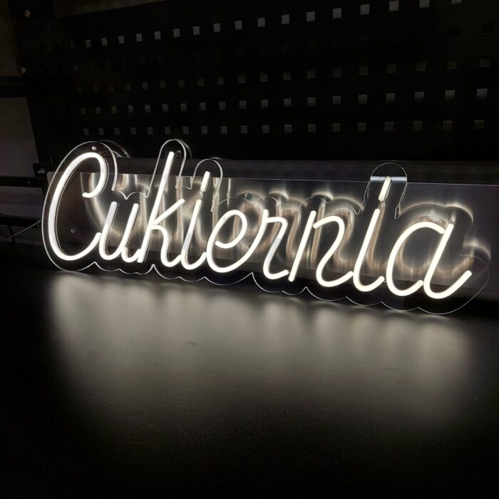 neon reklamowy cukiernia LED biały napis w trakcie produkcji