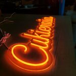 neon reklamowy cukiernia LED pomarańczowe światło w trakcie produkcji