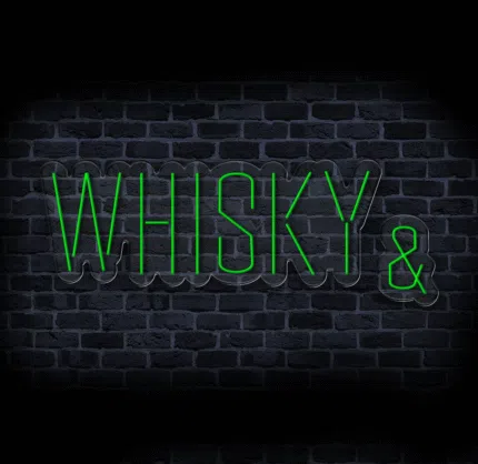 Napis Whisky świecący na tle ceglanej ściany