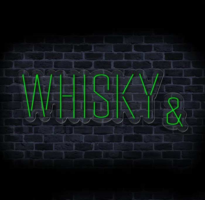 Napis Whisky świecący na tle ceglanej ściany