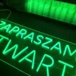 Neon Zapraszamy Otwarte – świetlny komunikat przyciągający klientów - obrazek 3