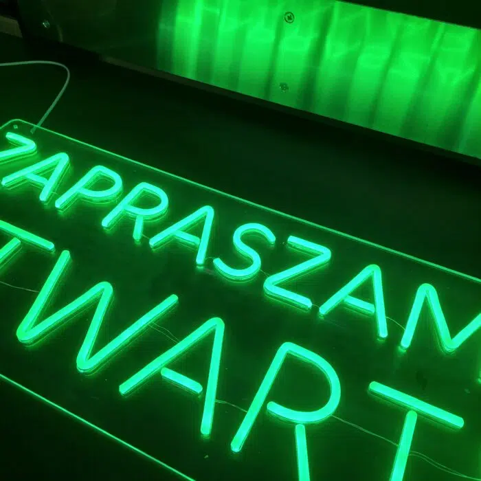Neon Zapraszamy Otwarte – świetlny komunikat przyciągający klientów - obrazek 3