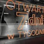 🕐 Neon otwarte 7 dni – jasna informacja dla klientów - obrazek 5