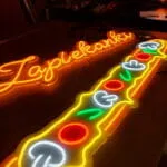 neon LED zapiekanka na ścianę do lokalu gastronomicznego z kolorowymi dodatkami