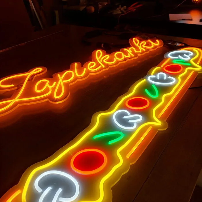 neon LED zapiekanka na ścianę do lokalu gastronomicznego z kolorowymi dodatkami
