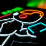 Detale wykonania neonu LED do pokoju gracza - gruba pleksi i precyzyjne linie świetlne CraftNeon