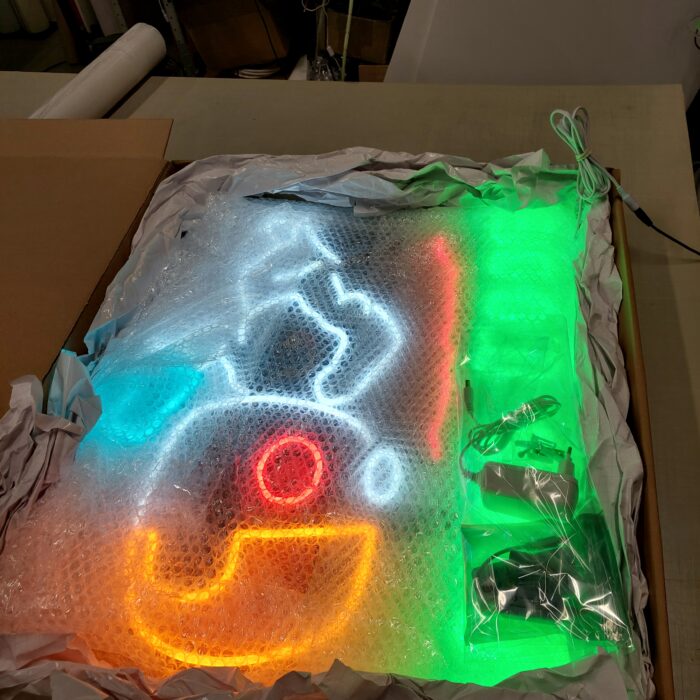 Bezpieczne pakowanie neonu LED CraftNeon w folię bąbelkową i gruby karton przed wysyłką