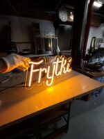 Zbliżenie na żółty neon LED Frytki wykonany na przezroczystej plexi