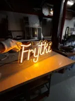 Zbliżenie na żółty neon LED Frytki wykonany na przezroczystej plexi