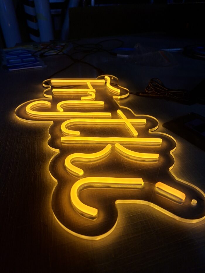 Neon LED Frytki w ciepłym żółtym kolorze podczas testowania w pracowni