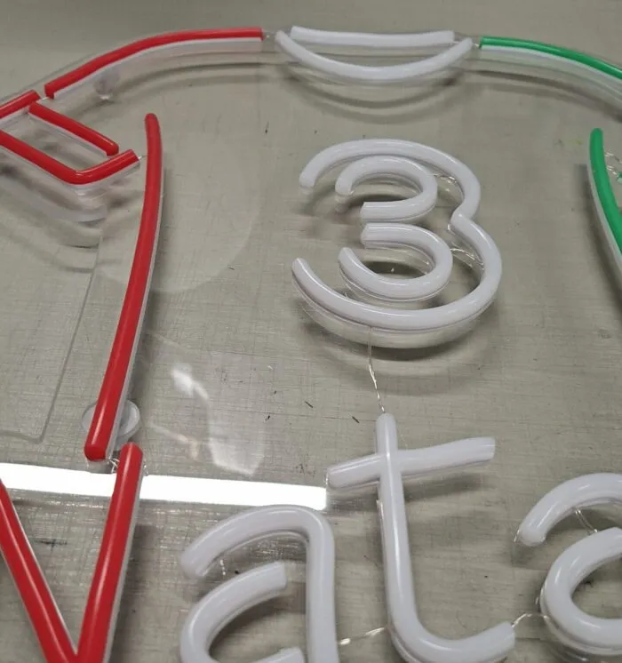 Neon z koszulką piłkarską i imieniem - obrazek 5