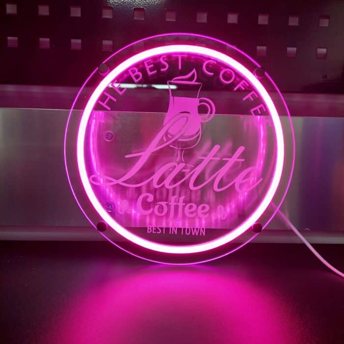 neon Latte LED do kawiarni – różowy ring na ścianie i w witrynie
