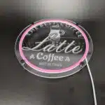 neon Latte LED w witrynie – dekoracja kawiarnia Warszawa